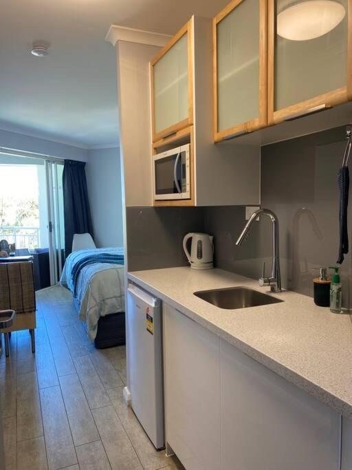 Alex Heads Beachfront Resort King Bed Studio Room Alexandra Headland Exteriör bild